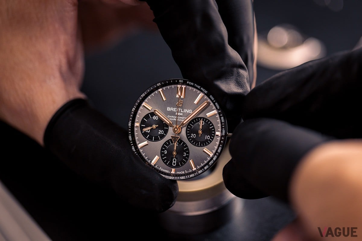 針やインデックスもゴールドで格調高い印象に