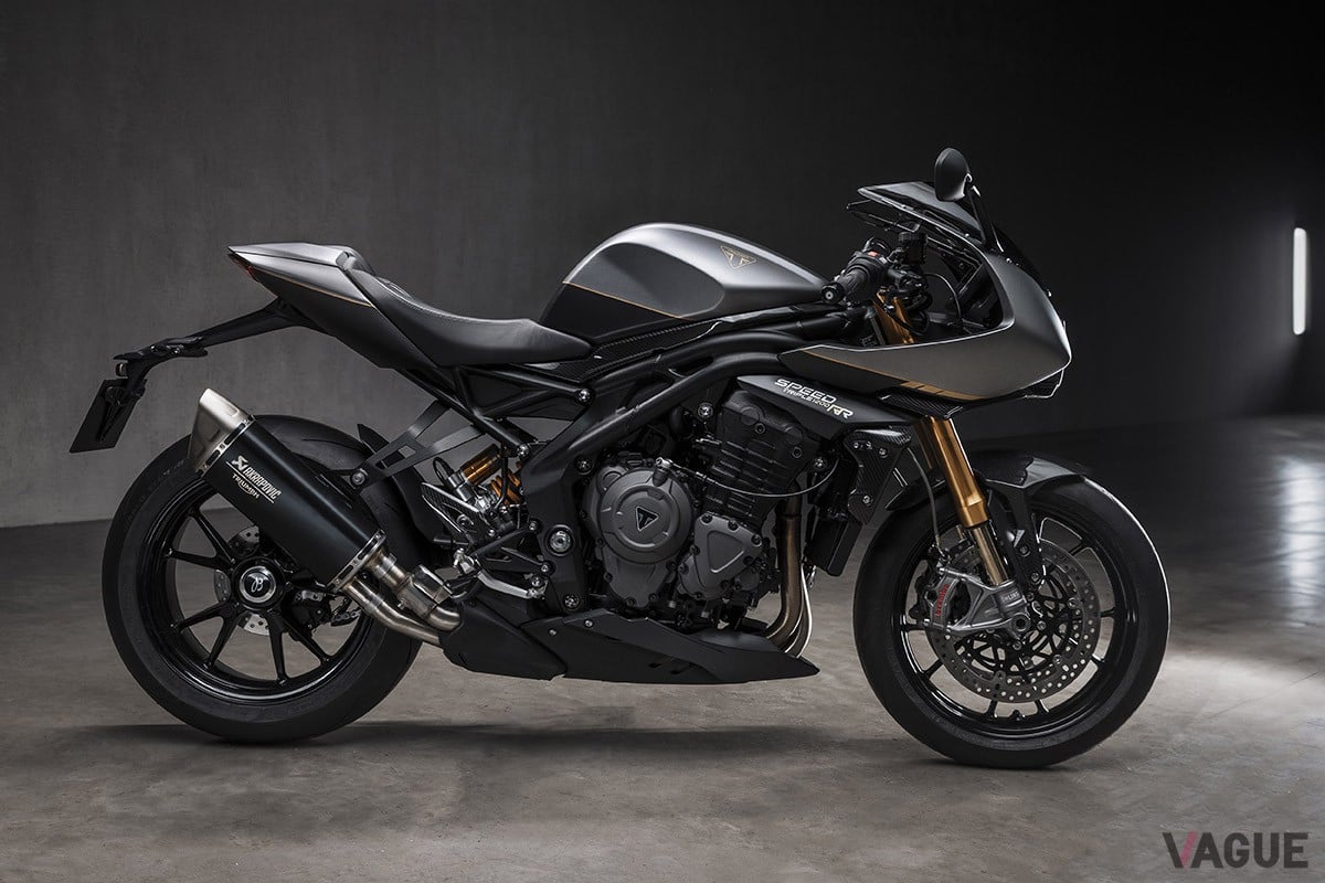 コラボにより生み出された「スピードトリプル 1200 RR ブライトリング Limited Edition」。フロントフォークのゴールドを受けてウォッチのベゼルもゴールドに