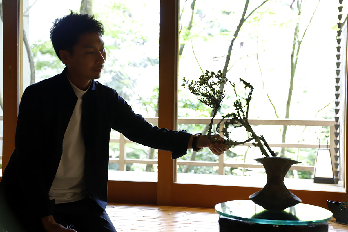 「いけばな」は作品が出来上がったときがゴールではないと語る小原さん。時間が経過する中でつぼみだった花が咲くなど、時間の移ろいに合わせて変化していくのが面白いという