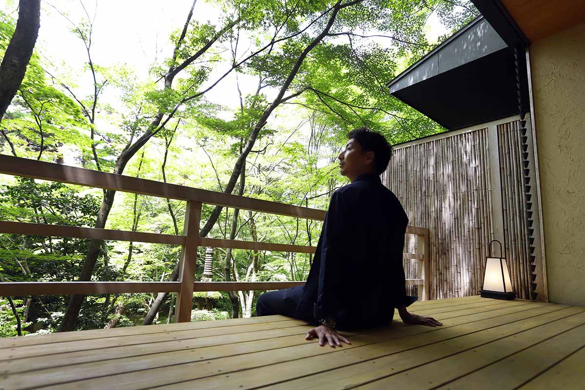美しい庭を望む「べにや無何有」の客室。ぼんやり過ごすだけでも英気が養われる