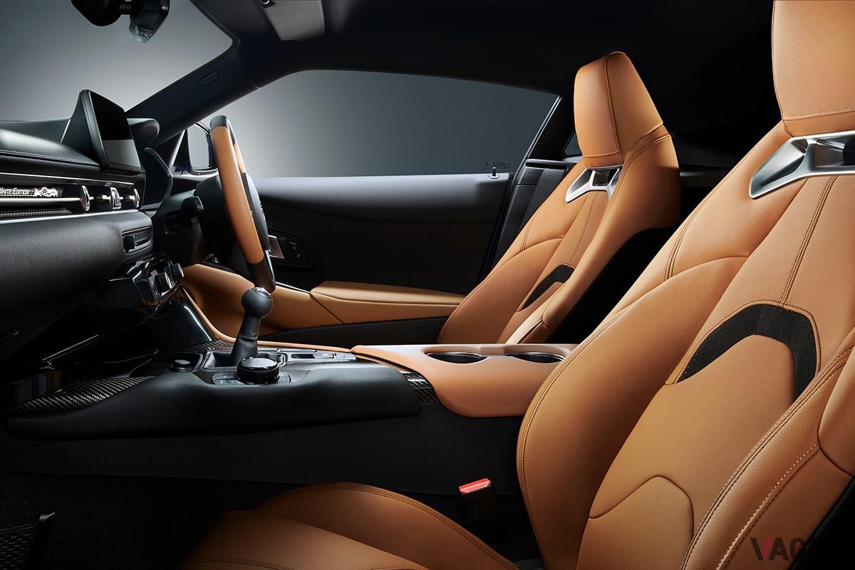 トヨタ「スープラ」の取扱い説明書には、「プレミアムガソリンを使用してください」とある一方で、「さまざまな品質のガソリンを給油することができます」「最低品質の燃料を使用しても、エンジンの耐久年数は変わりません」「最低品質　無鉛レギュラーガソリン（オクタン価91）」とある