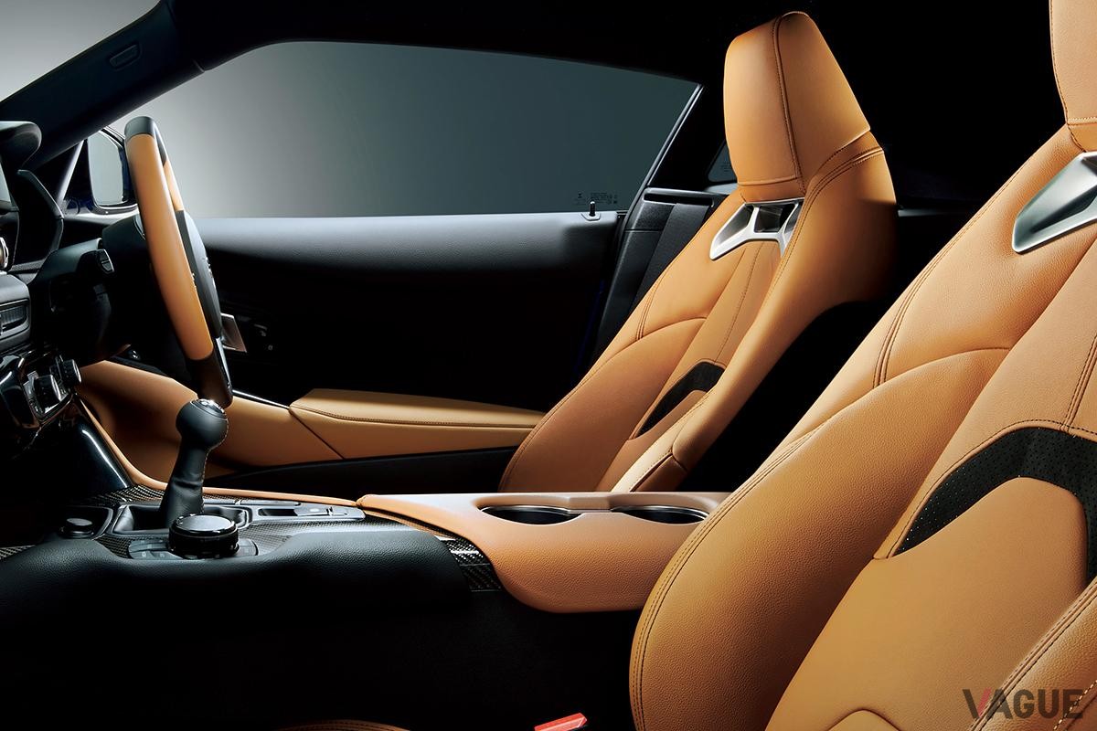 トヨタ「スープラ」の取扱い説明書には、「プレミアムガソリンを使用してください」とある一方で、「さまざまな品質のガソリンを給油することができます」「最低品質の燃料を使用しても、エンジンの耐久年数は変わりません」「最低品質　無鉛レギュラーガソリン（オクタン価91）」とある