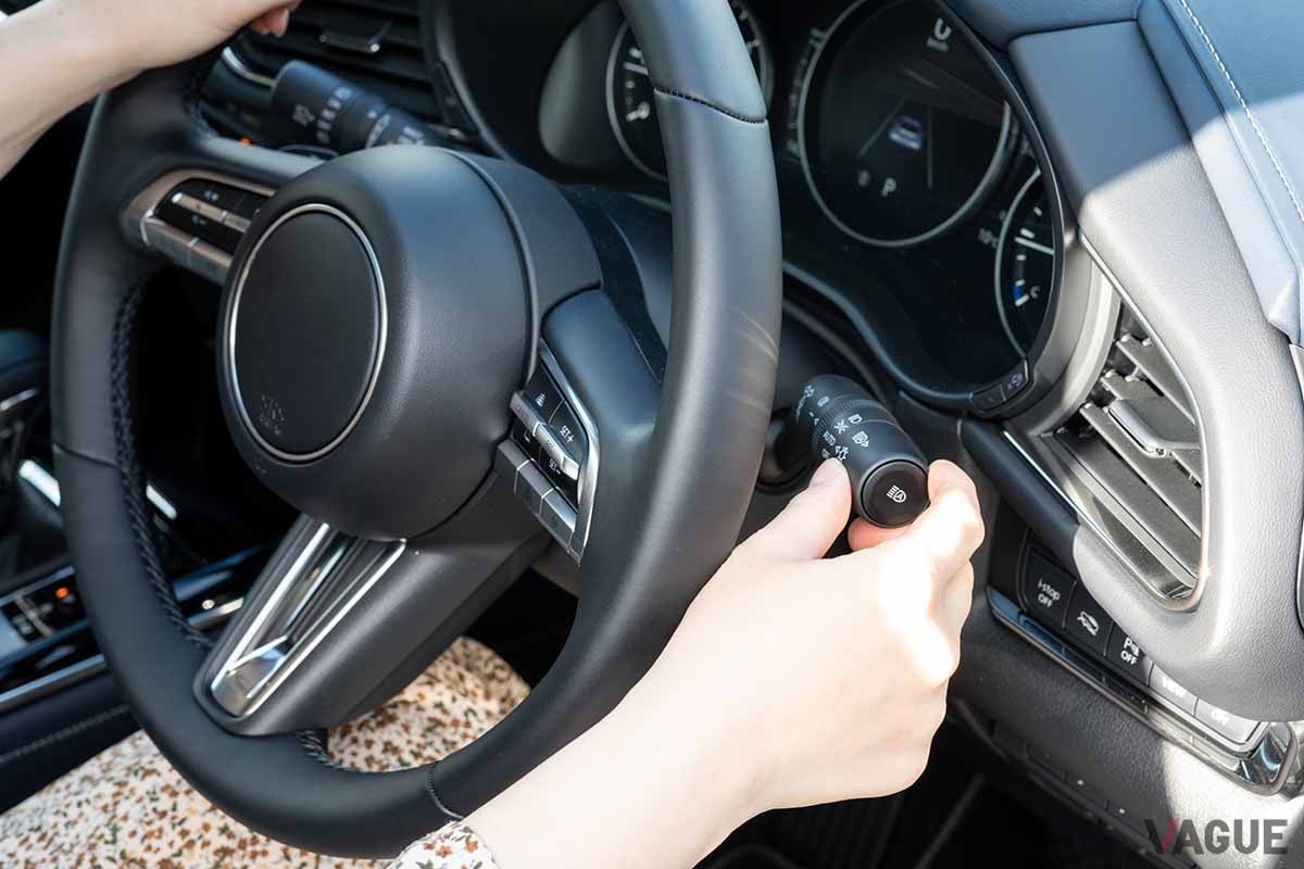 現在、新車で販売されている日本車のほとんどが右手側にウインカーレバーが着いている。輸入車は左手側ウインカーが圧倒的多数だ