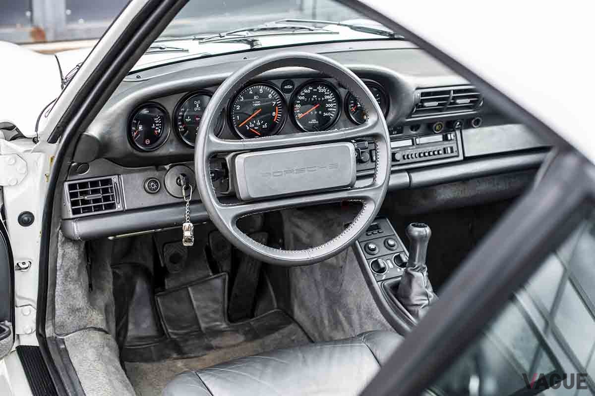 オークションに登場した1985年式ポルシェ「959 'Vorserie'」のインテリアRemi Dargegen ©2024 Courtesy of RM Sotheby's