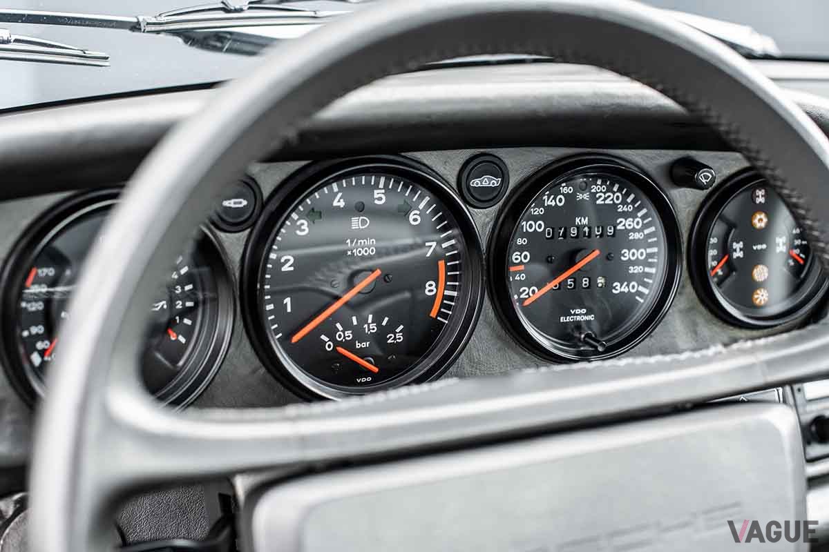 オークションに登場した1985年式ポルシェ「959 'Vorserie'」のインテリアRemi Dargegen ©2024 Courtesy of RM Sotheby's