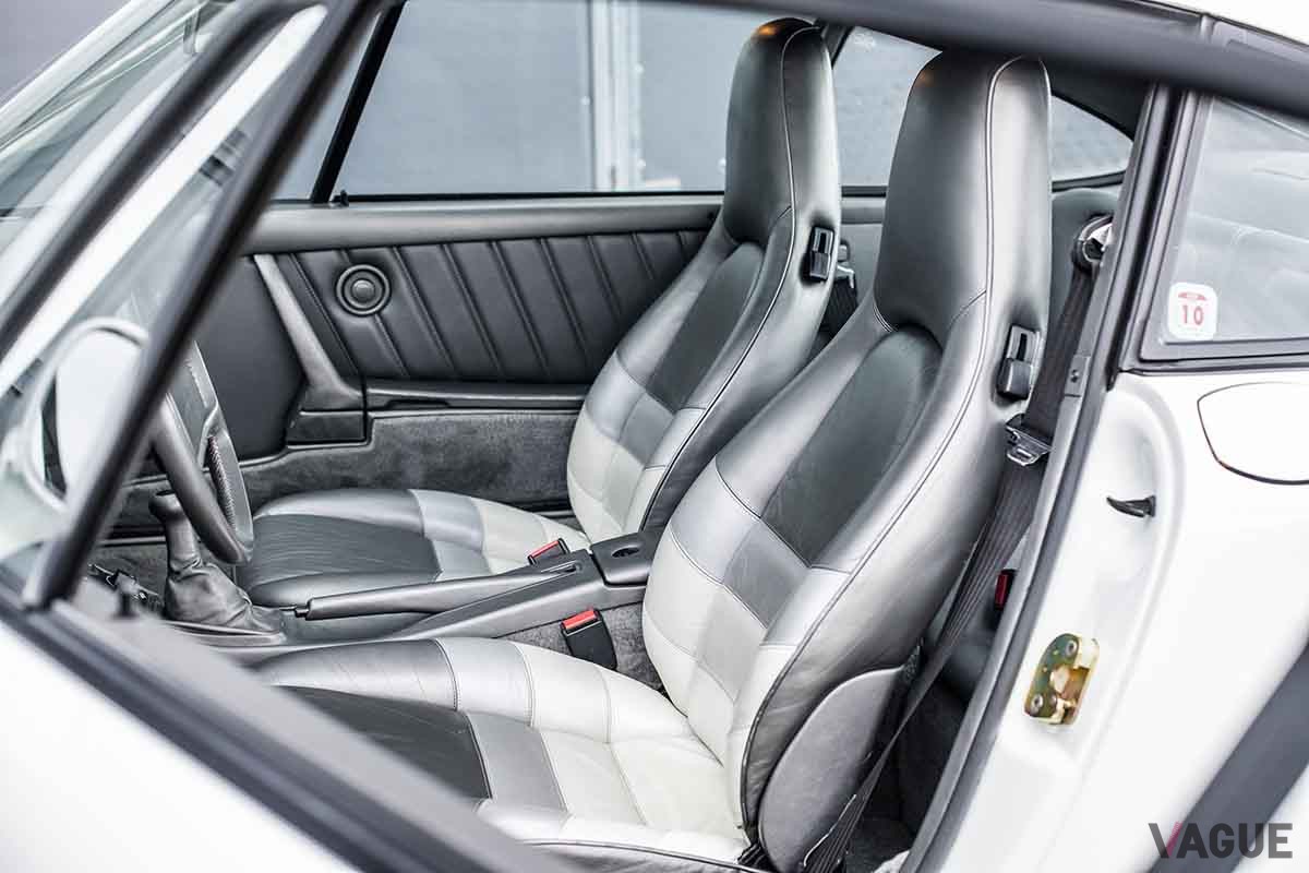 オークションに登場した1985年式ポルシェ「959 'Vorserie'」のインテリアRemi Dargegen ©2024 Courtesy of RM Sotheby's