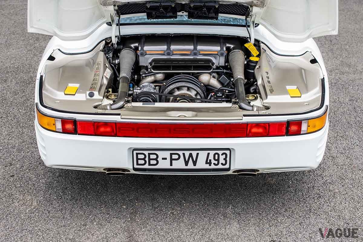 オークションに登場した1985年式ポルシェ「959 'Vorserie'」のエンジンRemi Dargegen ©2024 Courtesy of RM Sotheby's