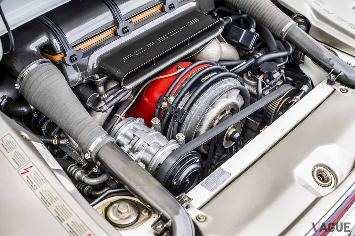 オークションに登場した1985年式ポルシェ「959 'Vorserie'」のエンジンRemi Dargegen ©2024 Courtesy of RM Sotheby's