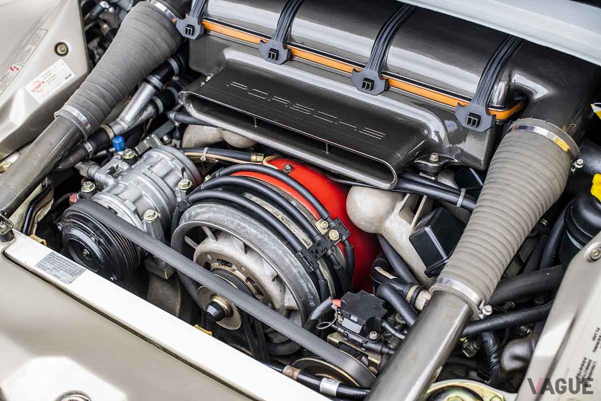 オークションに登場した1985年式ポルシェ「959 'Vorserie'」のエンジンRemi Dargegen ©2024 Courtesy of RM Sotheby's