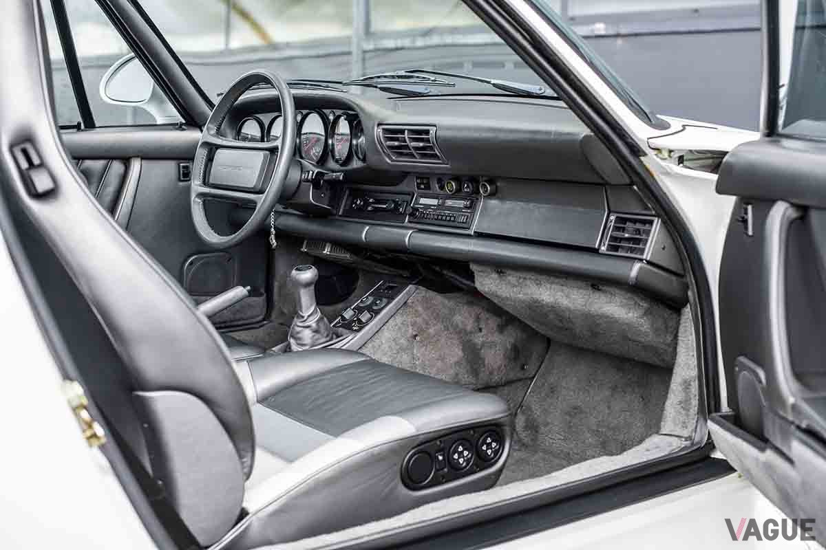 オークションに登場した1985年式ポルシェ「959 'Vorserie'」のインテリアRemi Dargegen ©2024 Courtesy of RM Sotheby's
