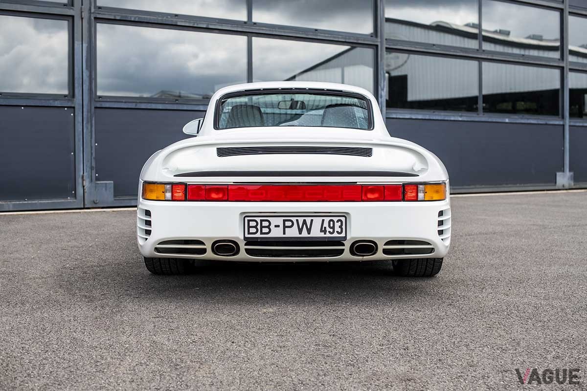 オークションに登場した1985年式ポルシェ「959 'Vorserie'」Remi Dargegen ©2024 Courtesy of RM Sotheby's