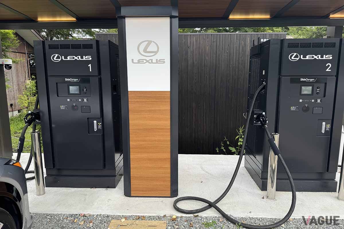 レクサスの充電器