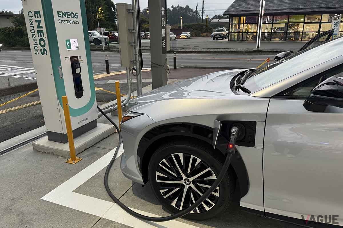 レクサス「RZ450e “version L”」の充電の様子