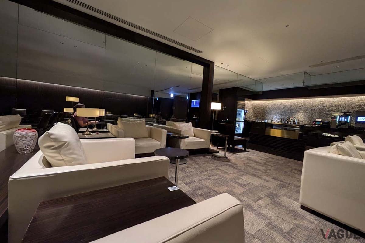JALの最上位ラウンジ「First Class Lounge」(成田空港)の「JAL’s SALON」。バーカウンターでカクテルなどが注文できる