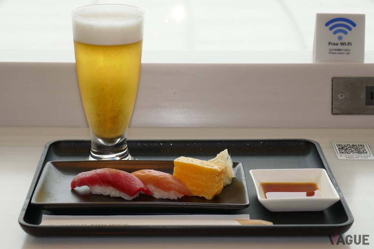 羽田と成田のJALの最上位ラウンジ「First Class Lounge」では、にぎり寿司が食べたいだけ注文できる。ビールなどお酒の注文も可能だ
