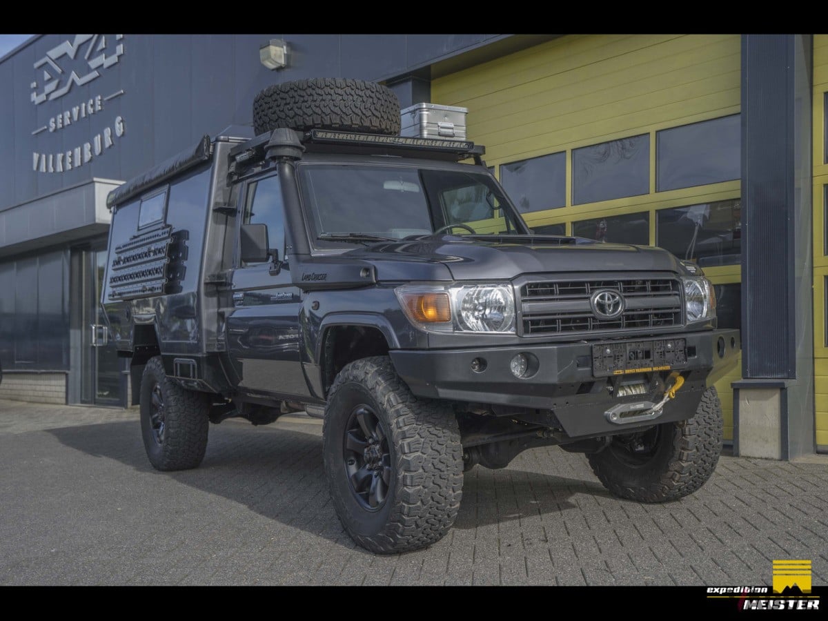 まるで軍用車!? どこへも行けてどこでも眠れる トヨタ「ランクル70