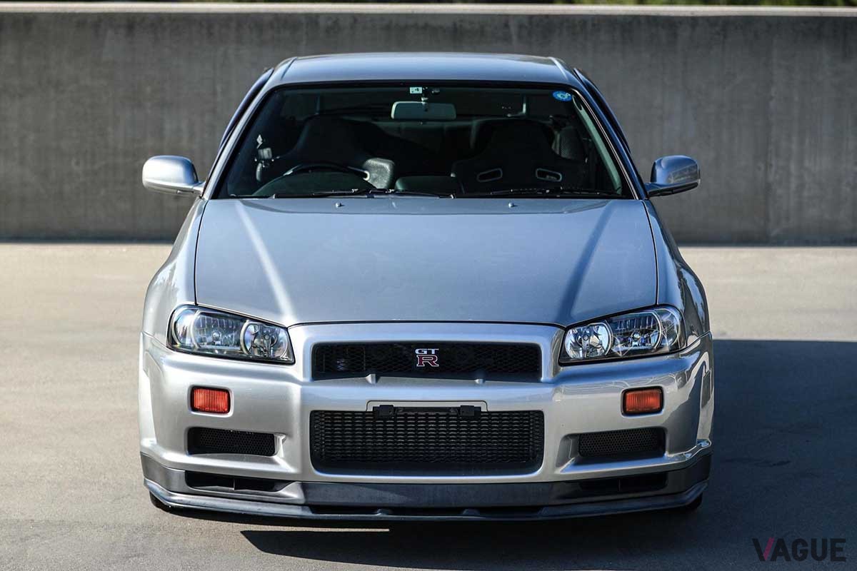 海外オークションサイトに出品された1999年式 日産「R34スカイラインGT-R Vスペック」。走行距離はわずか2万7100kmだ