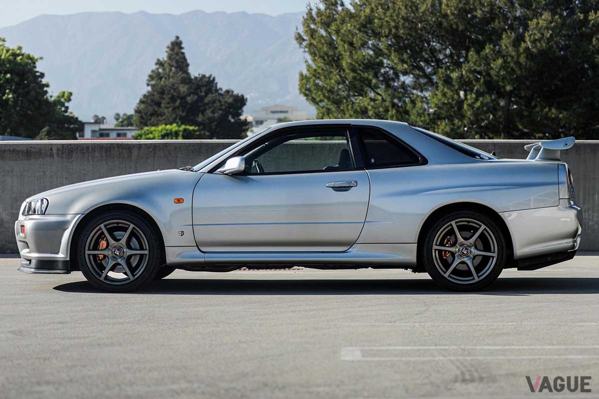 海外オークションサイトに出品された1999年式 日産「R34スカイラインGT-R Vスペック」。走行距離はわずか2万7100kmの極上コンディション車