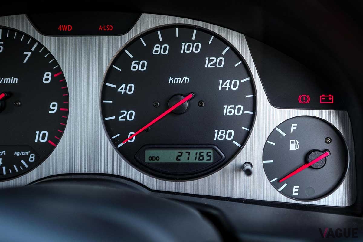 海外オークションサイトに出品された1999年式 日産「R34スカイラインGT-R Vスペック」。走行距離はわずか2万7100kmの極上コンディション車