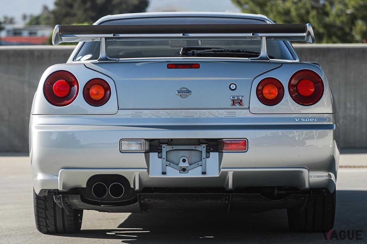 海外オークションサイトに出品された1999年式 日産「R34スカイラインGT-R Vスペック」。走行距離はわずか2万7100kmの極上コンディション車