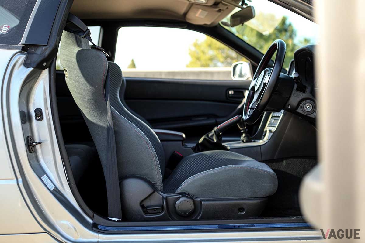 海外オークションサイトに出品された1999年式 日産「R34スカイラインGT-R Vスペック」。走行距離はわずか2万7100kmの極上コンディション車