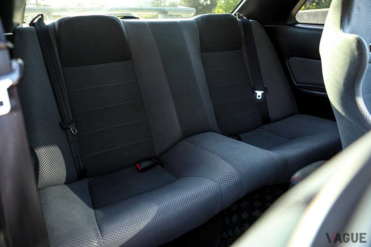海外オークションサイトに出品された1999年式 日産「R34スカイラインGT-R Vスペック」。走行距離はわずか2万7100kmの極上コンディション車