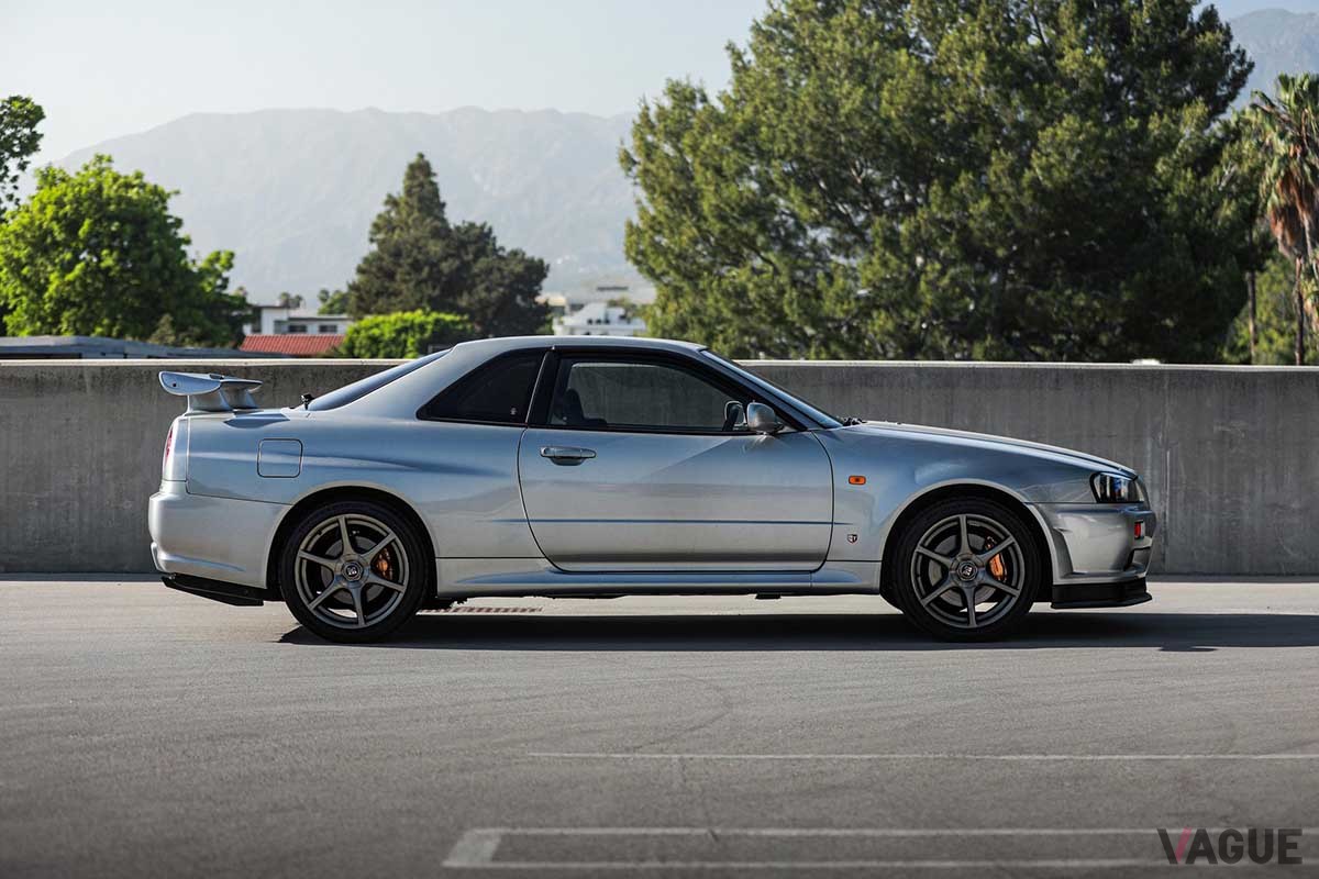 海外オークションサイトに出品された1999年式 日産「R34スカイラインGT-R Vスペック」。走行距離はわずか2万7100kmの極上コンディション車