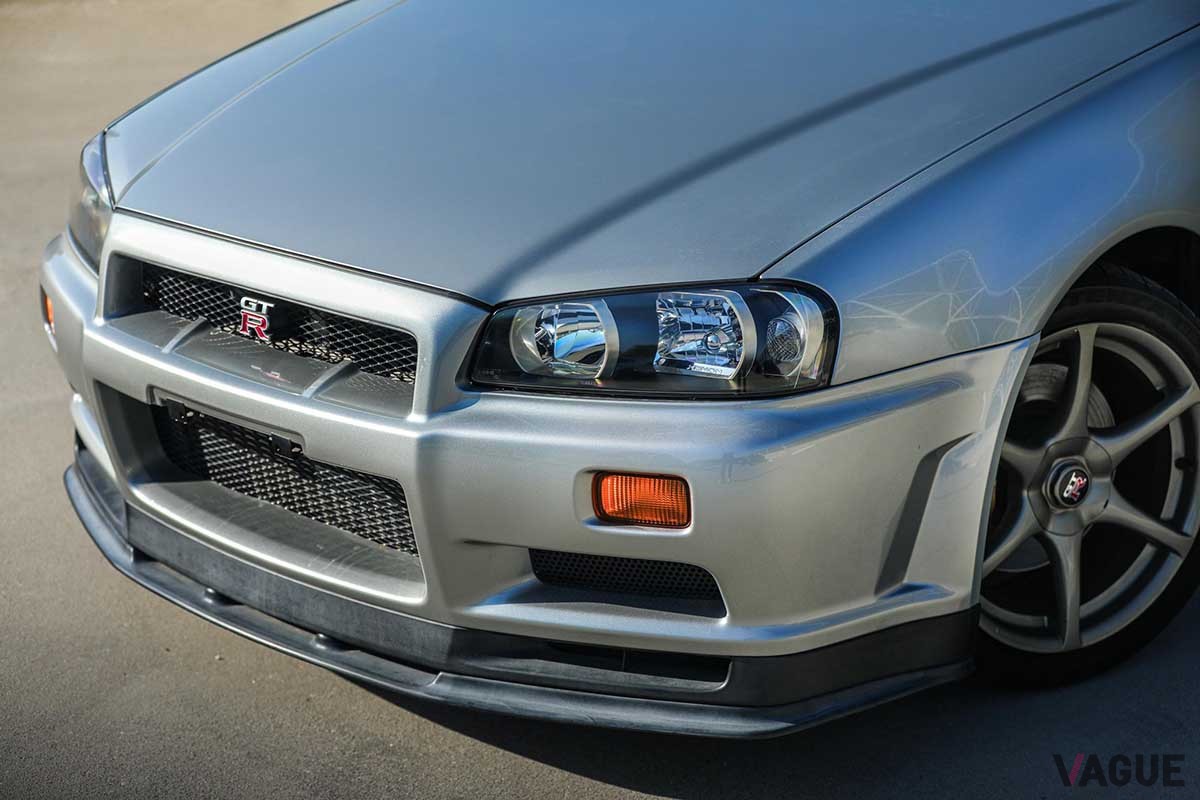 海外オークションサイトに出品された1999年式 日産「R34スカイラインGT-R Vスペック」。走行距離はわずか2万7100kmの極上コンディション車