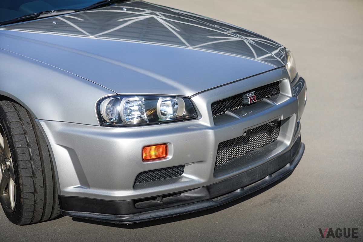 海外オークションサイトに出品された1999年式 日産「R34スカイラインGT-R Vスペック」。走行距離はわずか2万7100kmの極上コンディション車