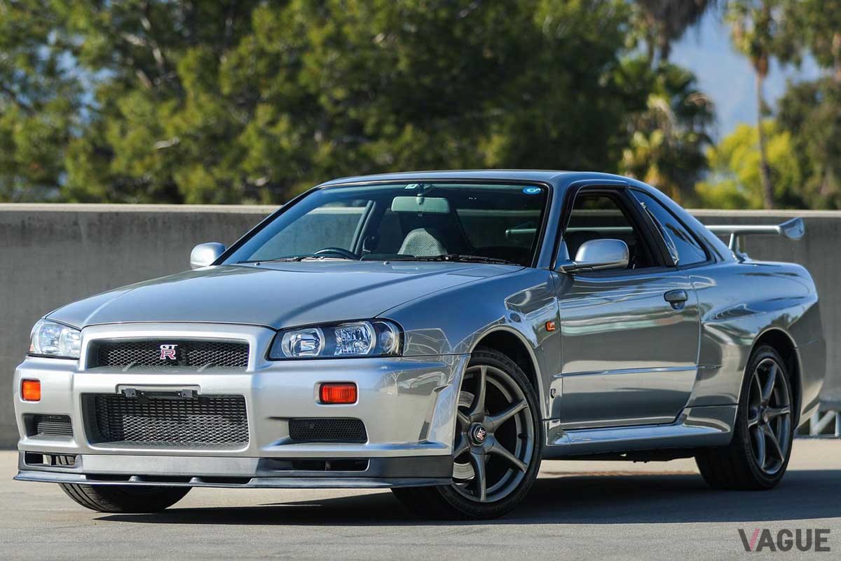 海外オークションサイトに出品された1999年式 日産「R34スカイラインGT-R Vスペック」。走行距離はわずか2万7100kmの極上コンディション車