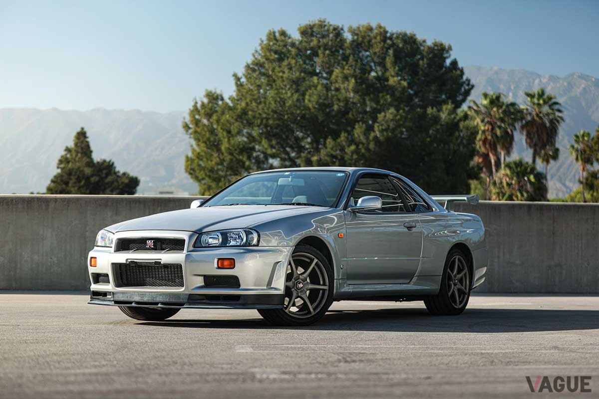 海外オークションサイトに出品された1999年式 日産「R34スカイラインGT-R Vスペック」。走行距離はわずか2万7100kmの極上コンディション車