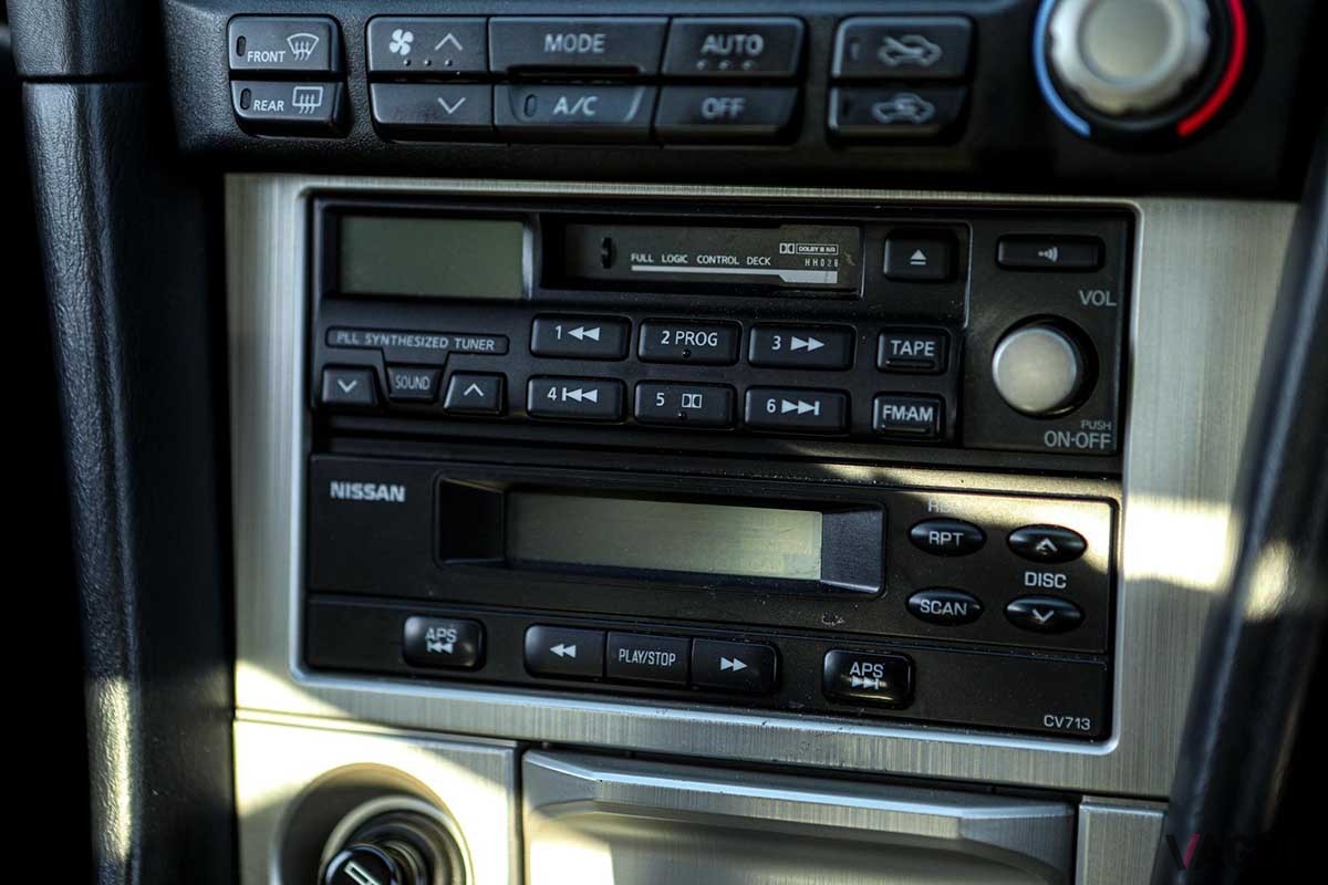 海外オークションサイトに出品された1999年式 日産「R34スカイラインGT-R Vスペック」。走行距離はわずか2万7100kmの極上コンディション車