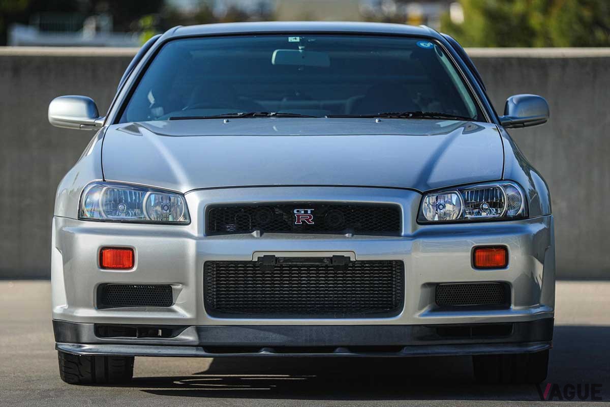 海外オークションサイトに出品された1999年式 日産「R34スカイラインGT-R Vスペック」。走行距離はわずか2万7100kmの極上コンディション車