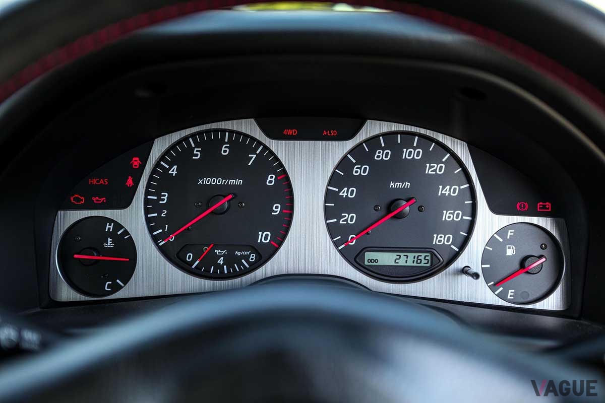 海外オークションサイトに出品された1999年式 日産「R34スカイラインGT-R Vスペック」。走行距離はわずか2万7100kmの極上コンディション車