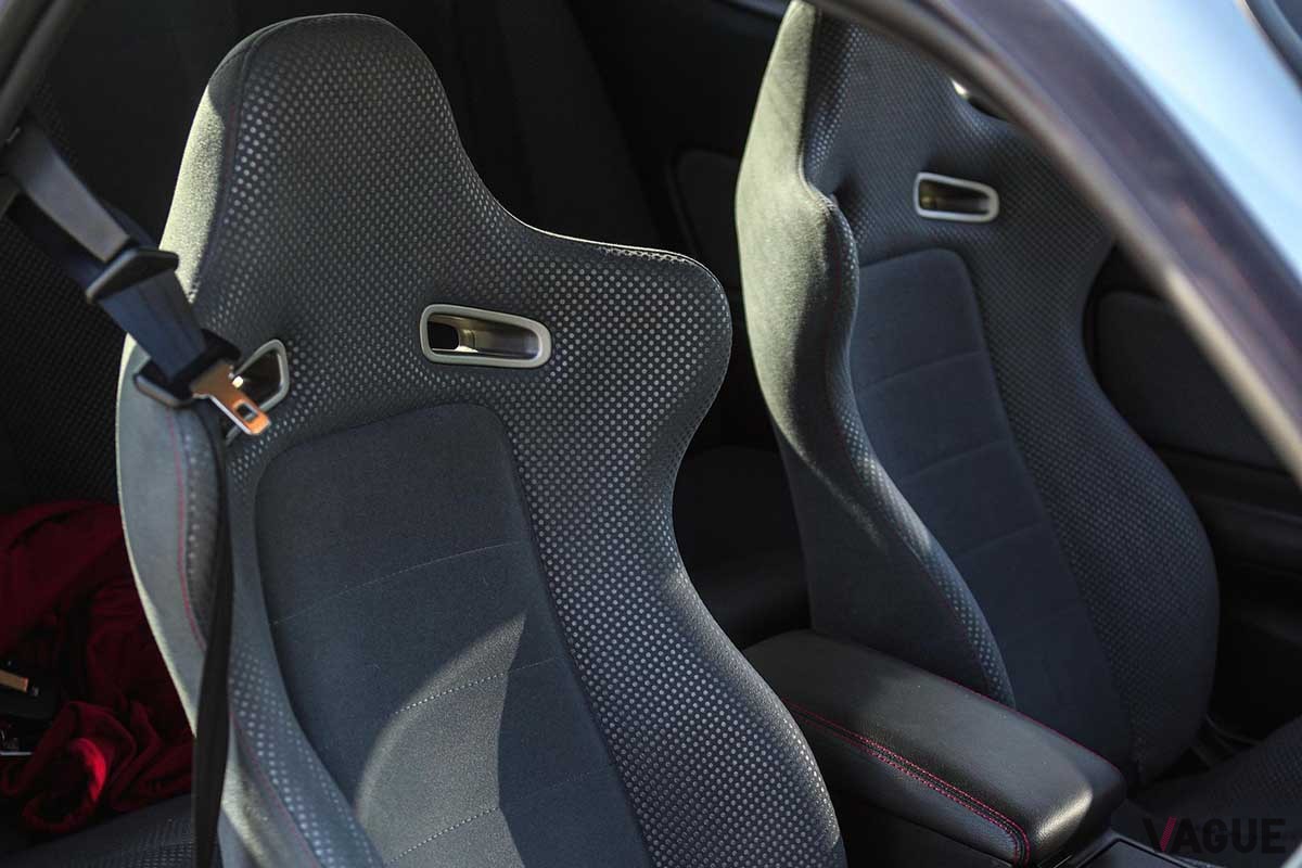 海外オークションサイトに出品された1999年式 日産「R34スカイラインGT-R Vスペック」。走行距離はわずか2万7100kmの極上コンディション車