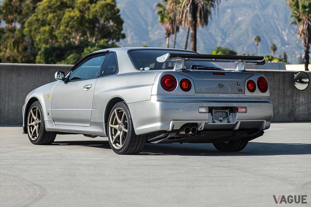 海外オークションサイトに出品された1999年式 日産「R34スカイラインGT-R Vスペック」。走行距離はわずか2万7100kmの極上コンディション車