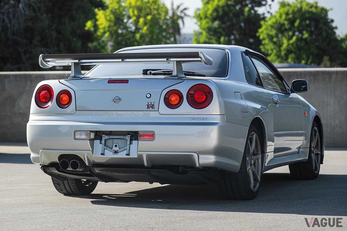 海外オークションサイトに出品された1999年式 日産「R34スカイラインGT-R Vスペック」。走行距離はわずか2万7100kmの極上コンディション車