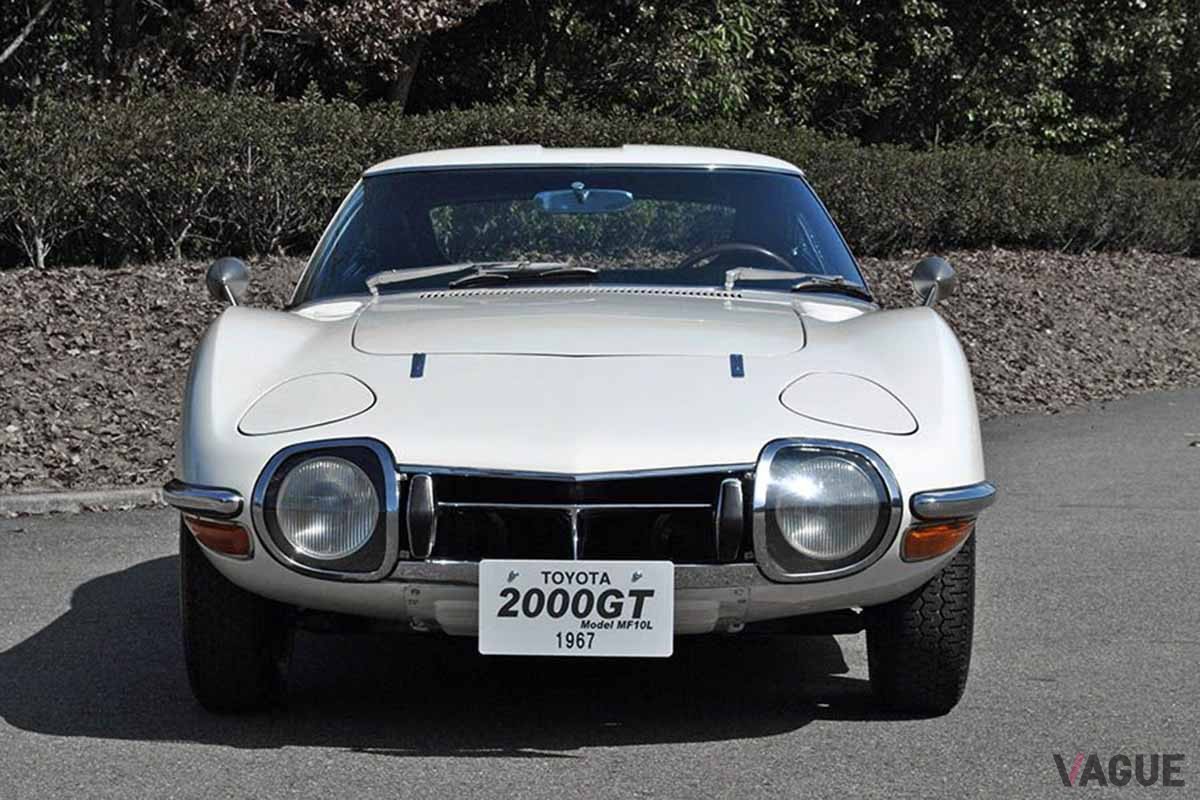 日本を代表するスーパーカー、1967年発売のトヨタ「2000GT」。リトラクタブルヘッドライトだ