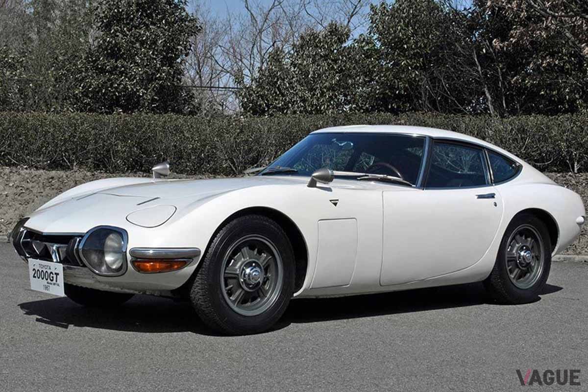 日本を代表するスーパーカー、1967年発売のトヨタ「2000GT」。リトラクタブルヘッドライトだ