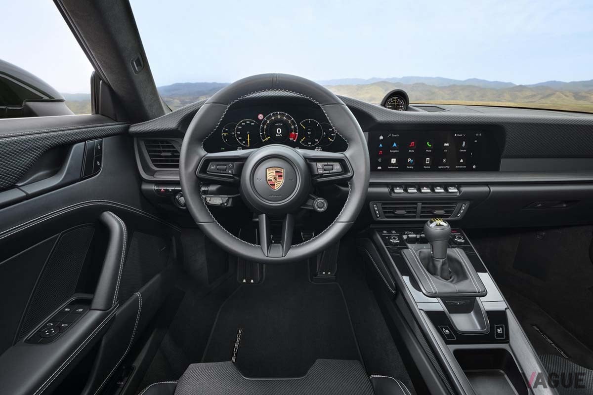 日本で受注が開始されたポルシェ新型「911GT3 ツーリングパッケージ」のインテリア