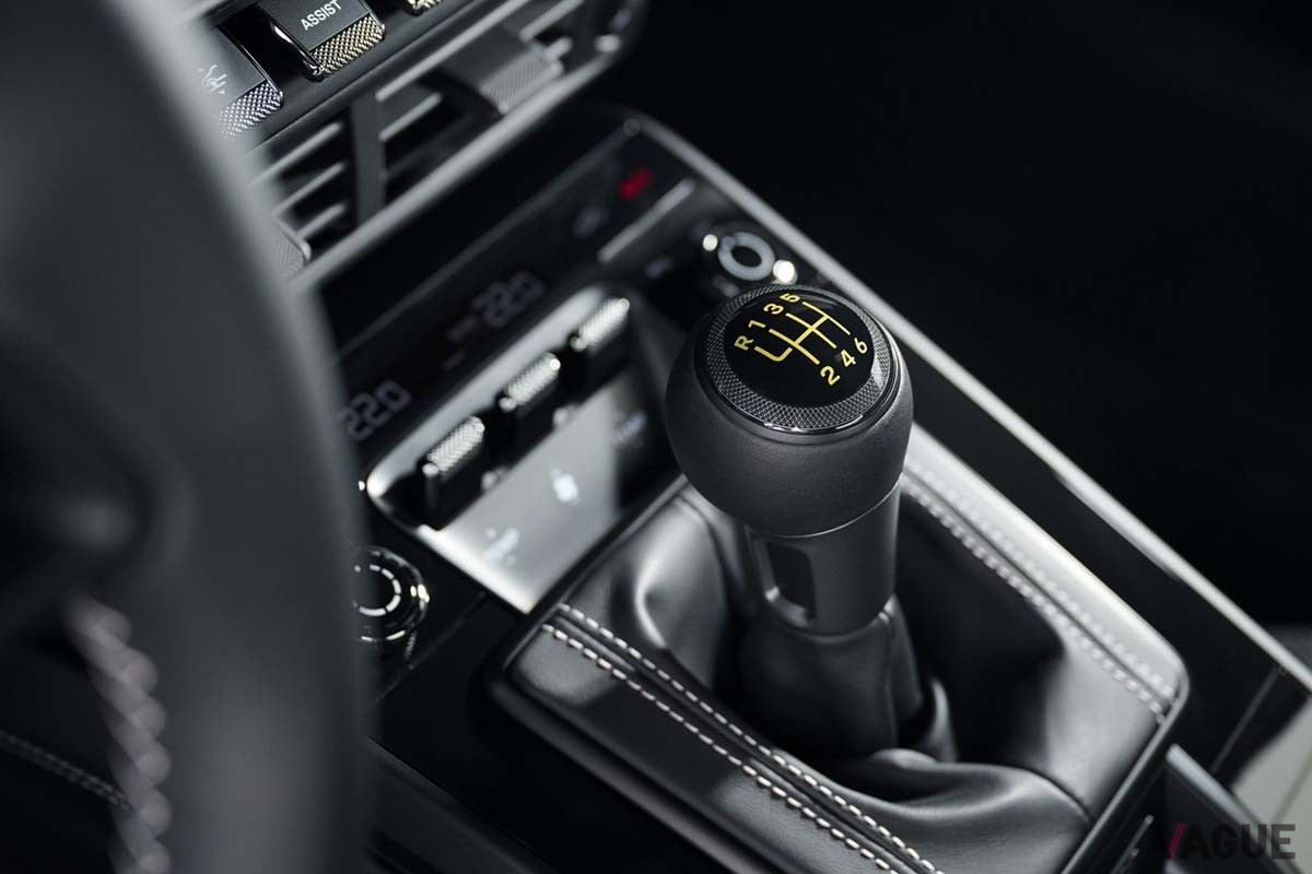 日本で受注が開始されたポルシェ新型「911GT3 ツーリングパッケージ」のインテリア