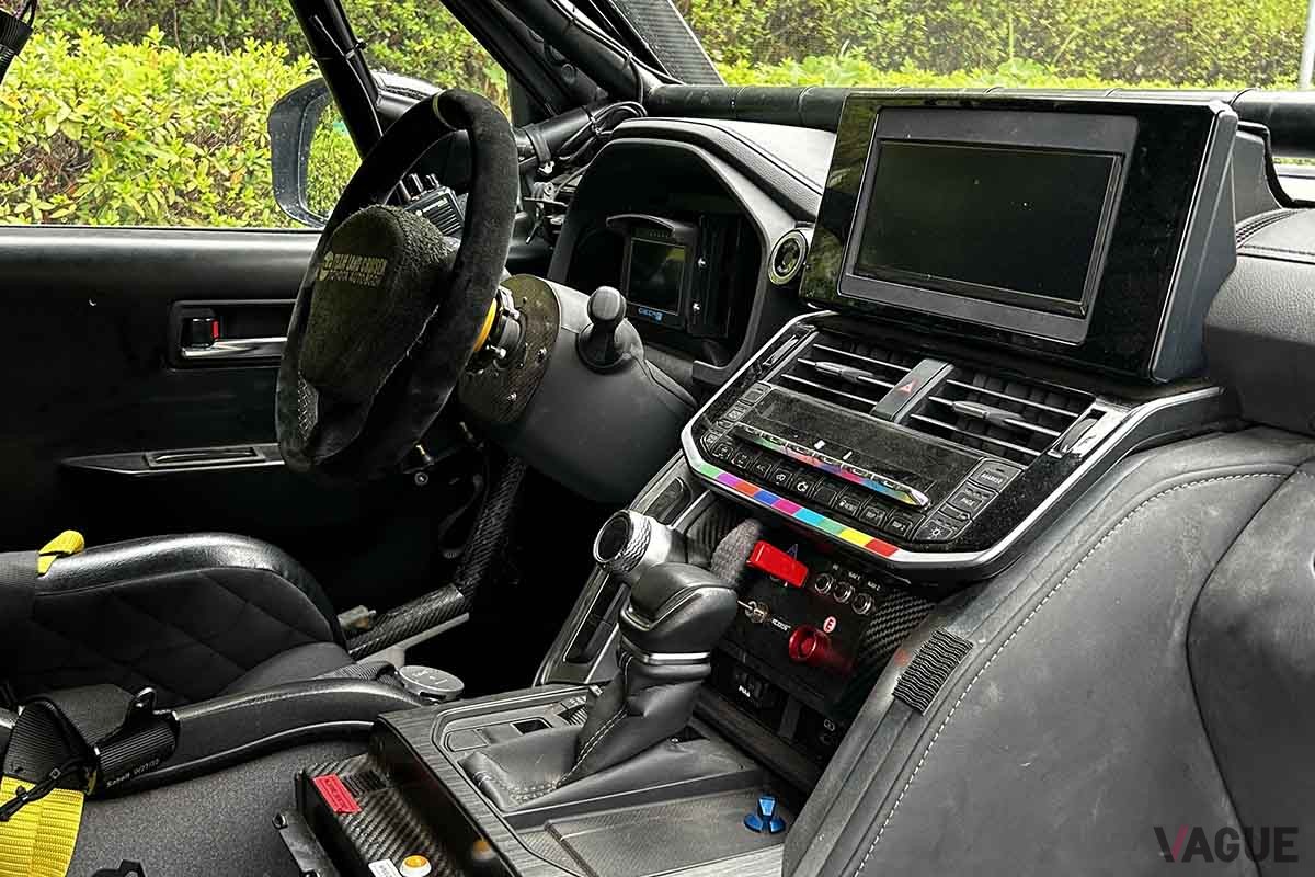 ダカールラリー2025に参戦するTLCの「ランドクルーザー300 GR SPORT」のインテリア