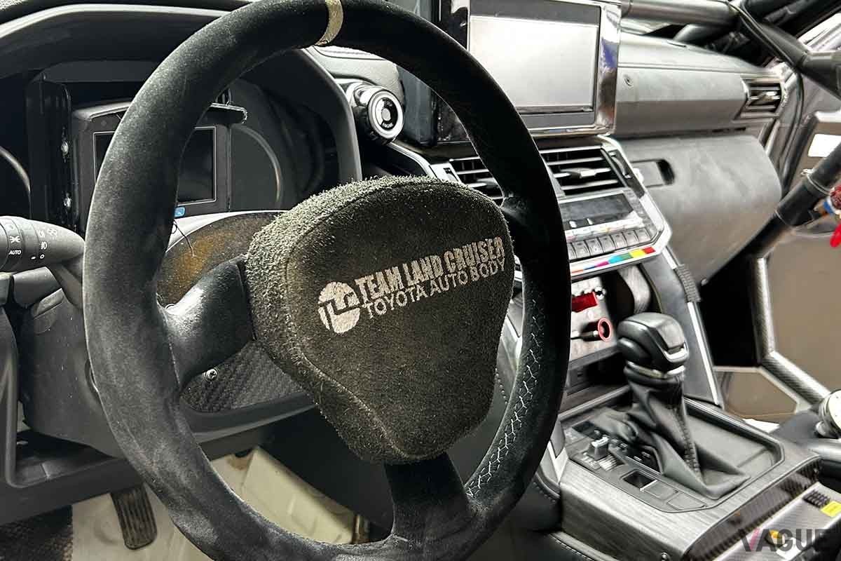 ダカールラリー2025に参戦するTLCの「ランドクルーザー300 GR SPORT」のインテリア