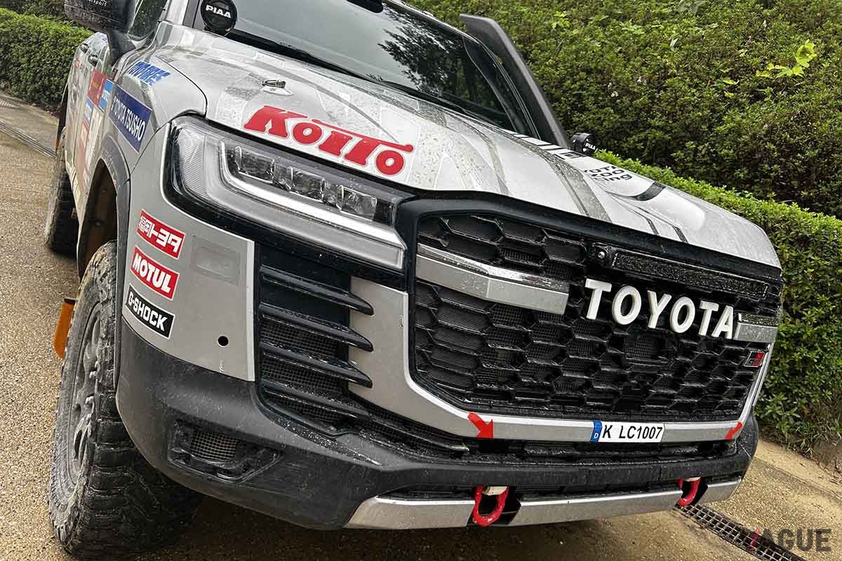 2025年1月にサウジアラビアで開催されるダカールラリー2025に参戦するTLCの「ランドクルーザー300 GR SPORT」