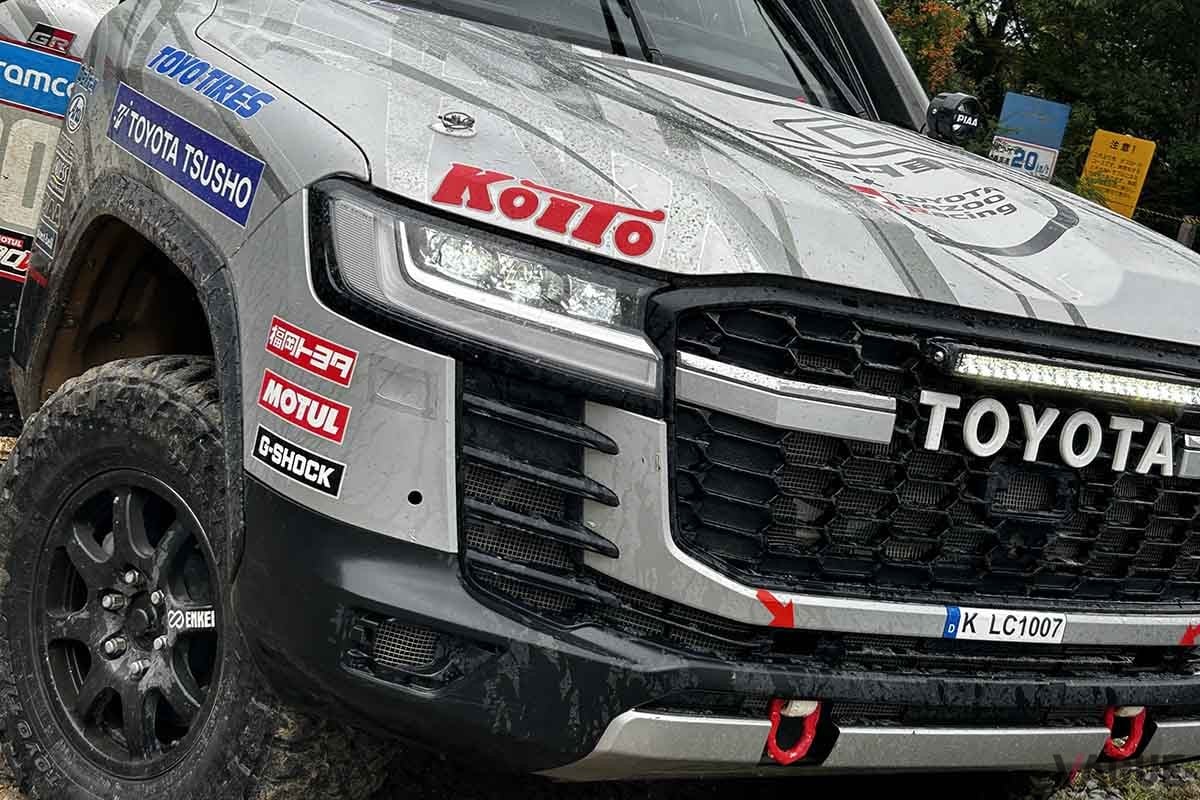 2025年1月にサウジアラビアで開催されるダカールラリー2025に参戦するTLCの「ランドクルーザー300 GR SPORT」