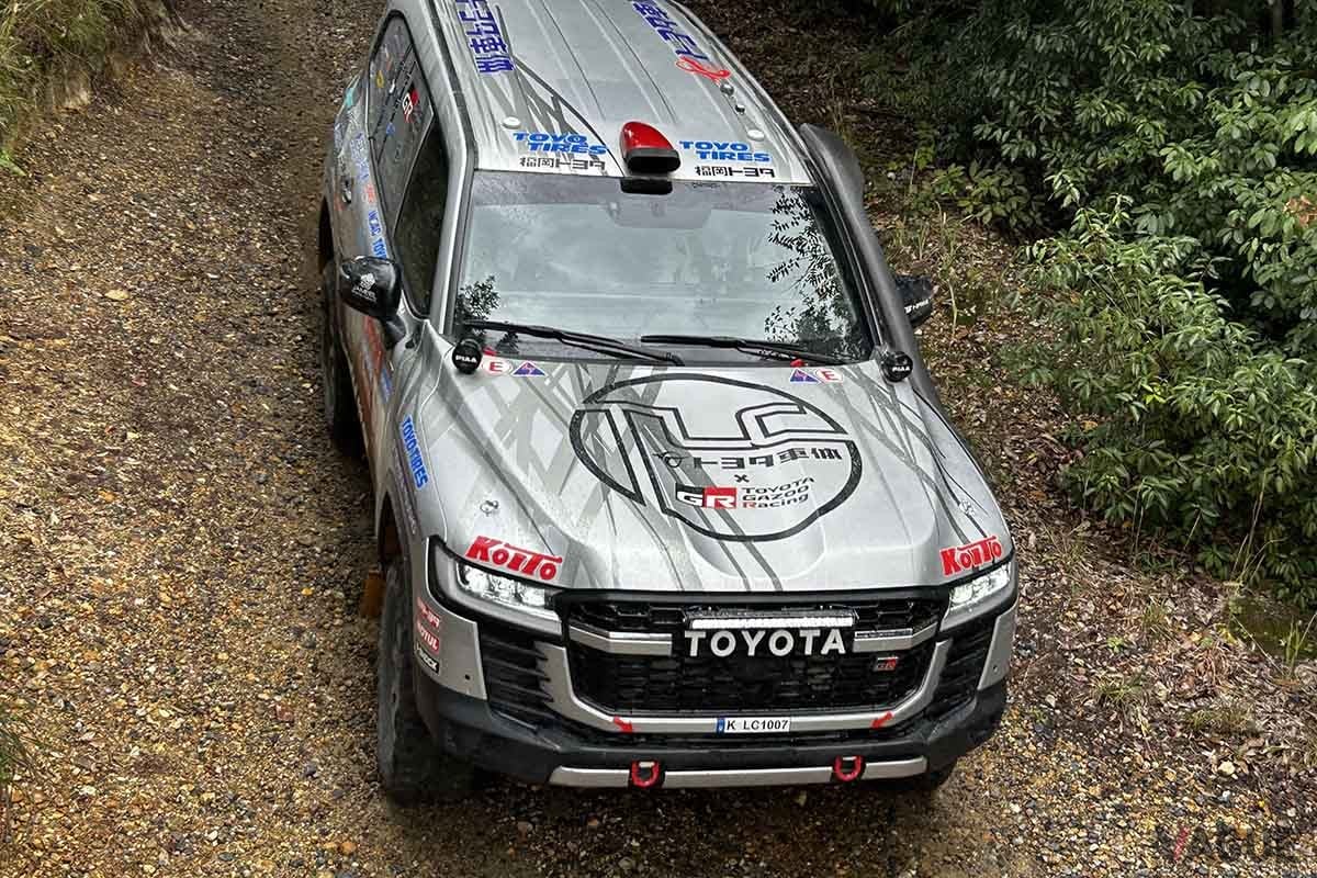 2025年1月にサウジアラビアで開催されるダカールラリー2025に参戦するTLCの「ランドクルーザー300 GR SPORT」