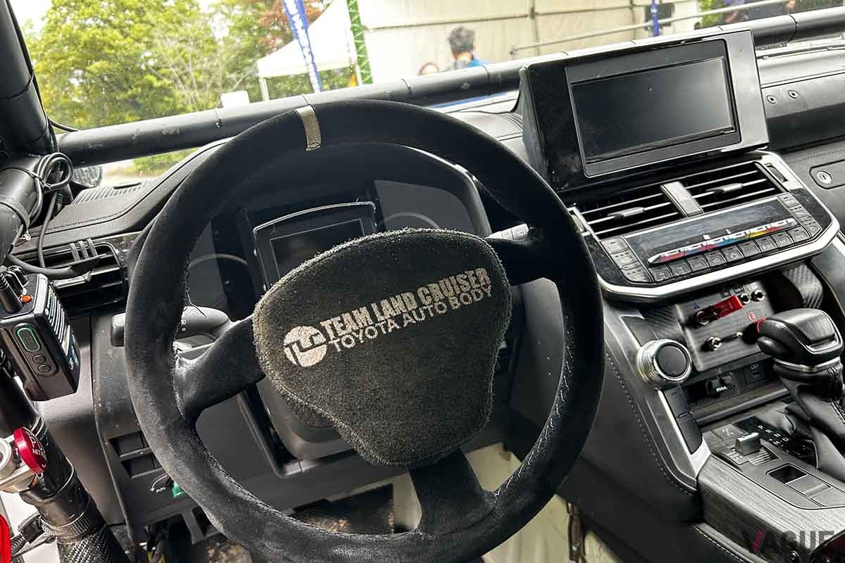 ダカールラリー2025に参戦するTLCの「ランドクルーザー300 GR SPORT」のインテリア