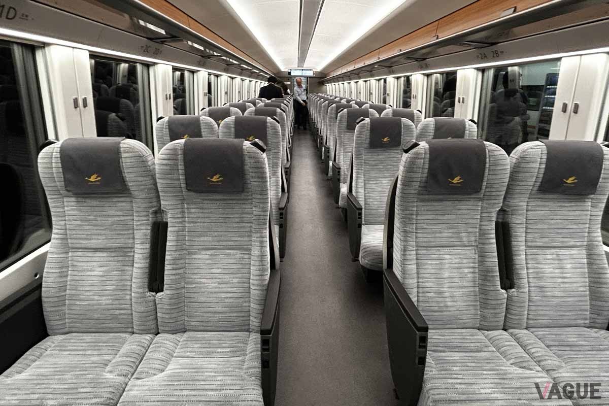 近鉄特急「ひのとり」のスタンダードシート。2席＋2席だが東海道新幹線のグリーン車並の快適