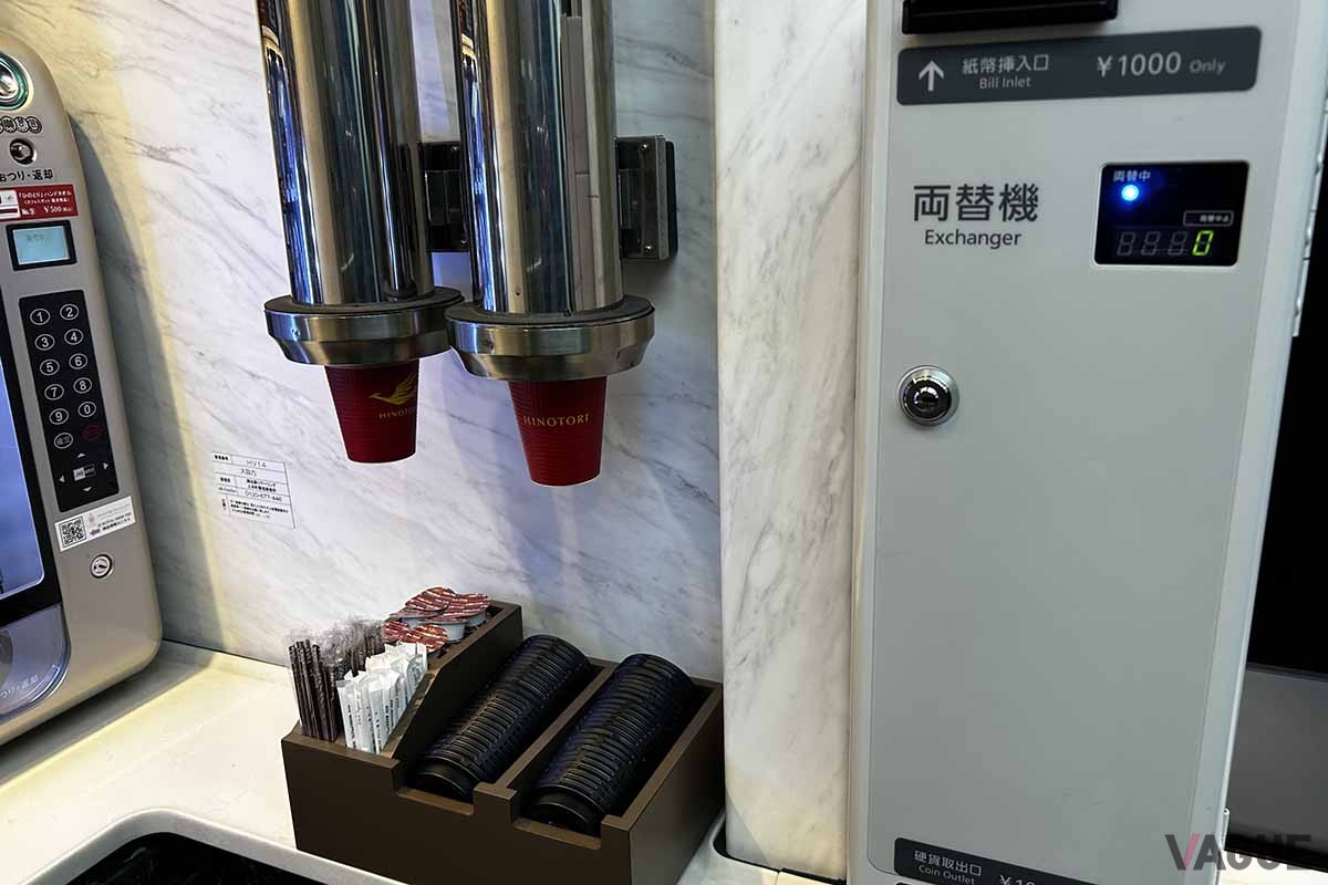 近鉄特急「ひのとり」。車内にはカフェスポットも用意