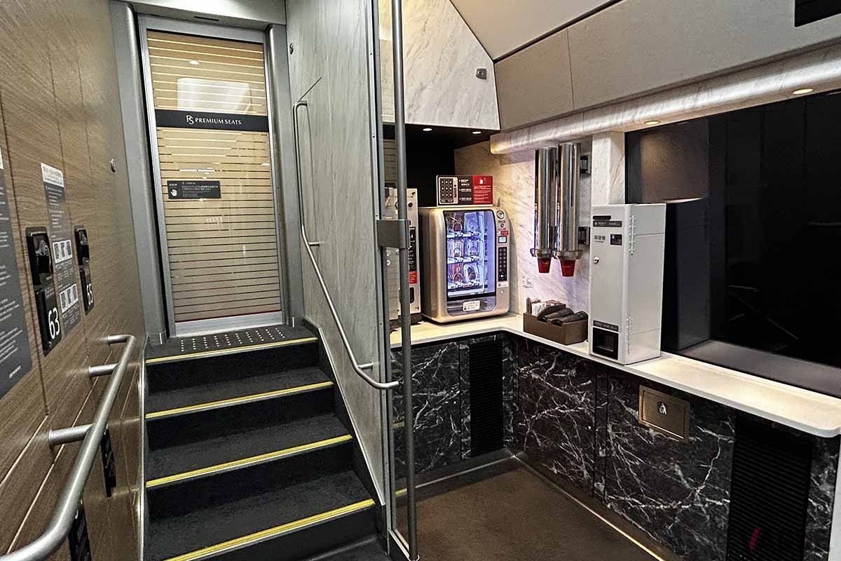 近鉄特急「ひのとり」。車内にはカフェスポットも用意